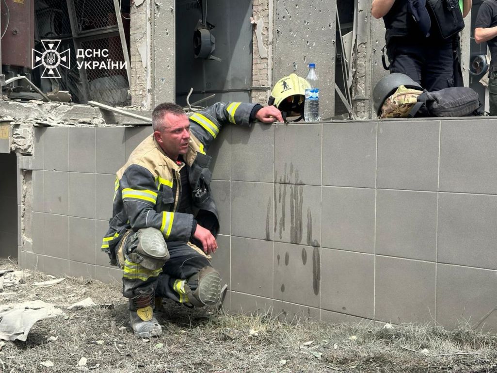 Ратавальнік каля дзіцячага шпіталю ў Кіеве, які абстралялі расейскія войскі. (Крыніца: МВС України / Telegram)