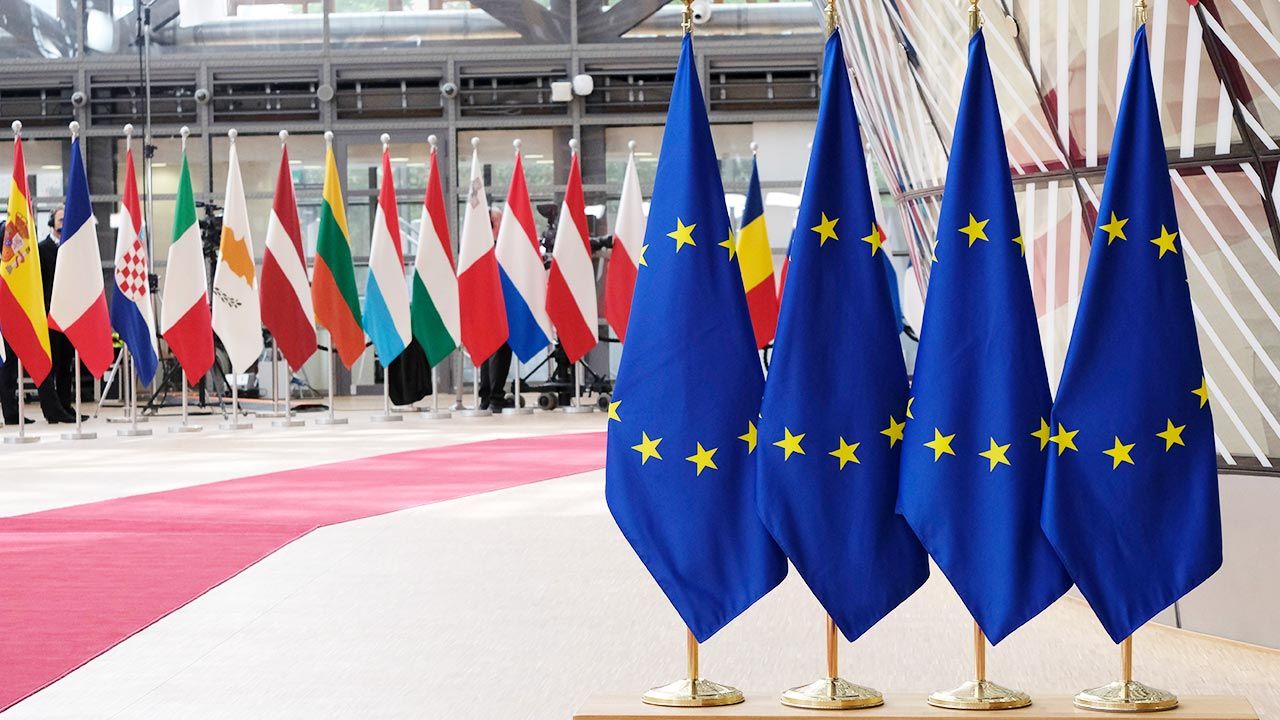 Portal zajmujący się polityką komentuje spór pomiędzy Polską a UE (fot. Shutterstock)