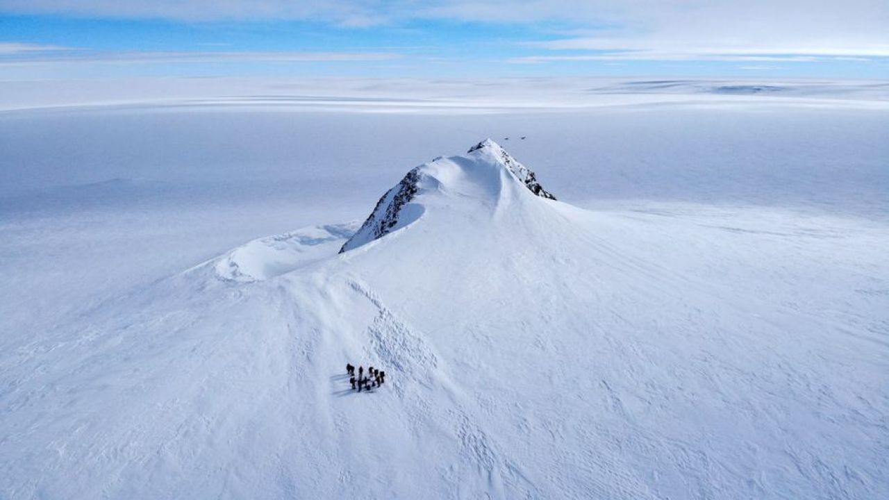 Przed 51-letnią wrocławianką 1200 km, około 50-60 dni na nartach wśród śniegu i lodu (fot. PAP/EPA/FELIPE TRUEBA)