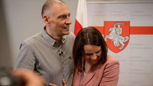 Former 2020 presidential candidate and former political prisoner Siarhei Tsikhanouski and his wife Sviatlana Tsikhanouskaya, leader of the democratic forces, held a press conference with six political prisoners who were released on June 21. Vilnius, Lithuania. June 22, 2025. Photo: Belsat