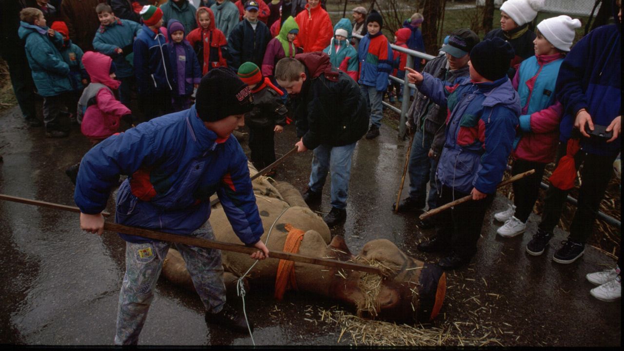 W biciu kukły uczestniczyły dzieci zachęcane do tego przez dorosłych (fot. Getty Images/Sovfoto) W biciu kukły uczestniczyły dzieci zachęcane do tego przez dorosłych (fot. Getty Images/Sovfoto)