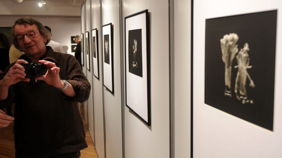 Wystawa fotografii Bogdana Konopki (na zdjęciu) „Infeffabilis” w Muzeum Okręgowym im. Leona Wyczółkowskigo w Bydgoszczy w 2017 roku. Zmarły 19 maja 2019 roku autor używał kamer wielkoformatowych, wykonując odbitki czarno-białe w technice stykowej. Fot. PAP/Tytus Żmijewski