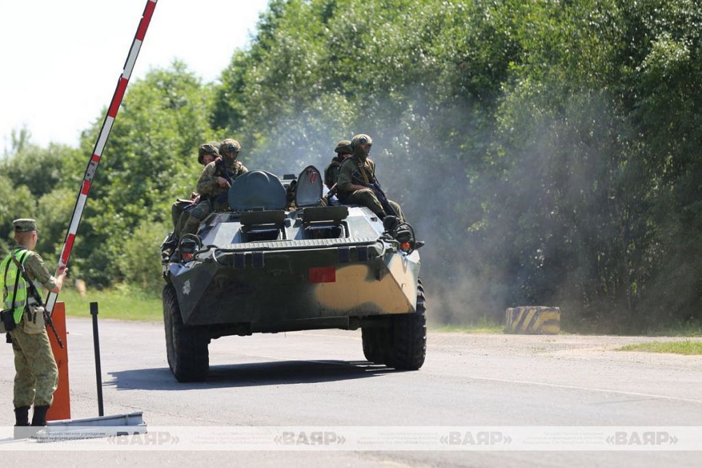 Здымак мае ілюстрацыйны характар. Ваенныя сілаў спецыяльных аперацый выконваюць задачы па прыкрыцці Дзяржаўнай мяжы ва ўзаемадзеянні з супрацоўнікамі Дзяржаўнага пагранічнага камітэту Беларусі. 27 чэрвеня 2024 года. (Фота: Канстанцін Бяляўскі / vayar.mil.by)