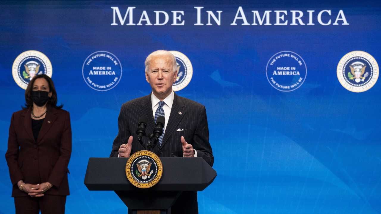 Joe Biden realizuje program wyborczy (fot. PAP/EPA/KEVIN DIETSCH / POOL) Joe Biden realizuje program wyborczy (fot. PAP/EPA/KEVIN DIETSCH / POOL)