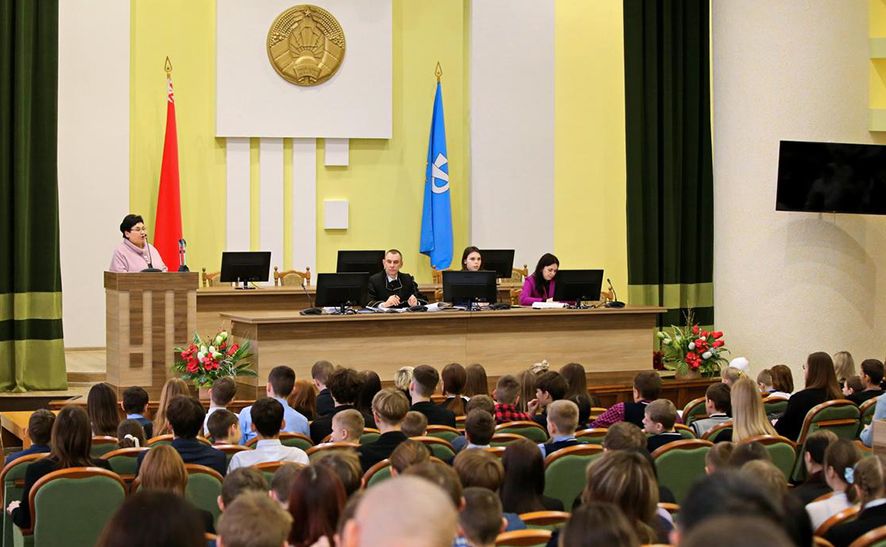 Публічны суд над 12-гадовым падлеткам у Шчучыне. Крыніца: grodnonews.by