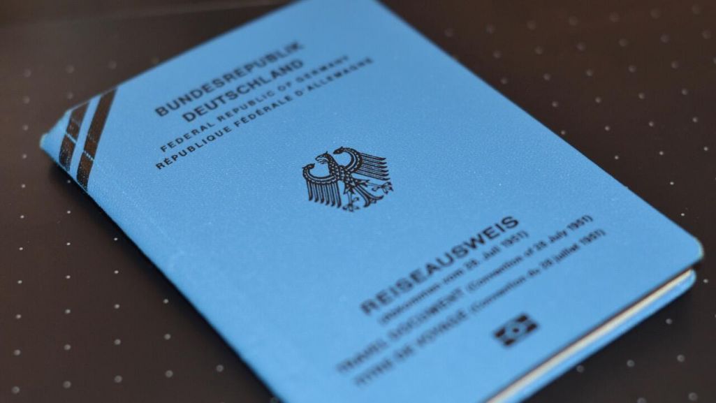 Нямецкі «Сіні пашпарт» – падарожны дакумент для тых, хто не можа атрымаць пашпарт у краіне свайго грамадзянства. (Фота: Handbookgermany.de)