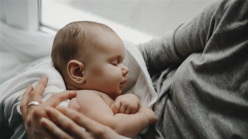 Дзіця на руках у маці. Здымак мае ілюстрацыйны характар. Фота: Freepik