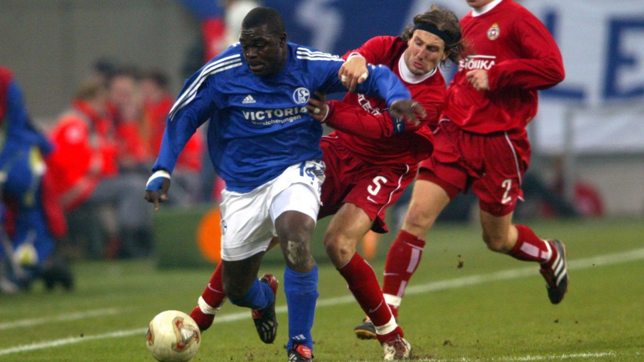 20 lat od wygranej Wisły Kraków z Schalke 04. "Może byłoby lepiej, gdybym zagrał wtedy słabiej..." | TVP SPORT