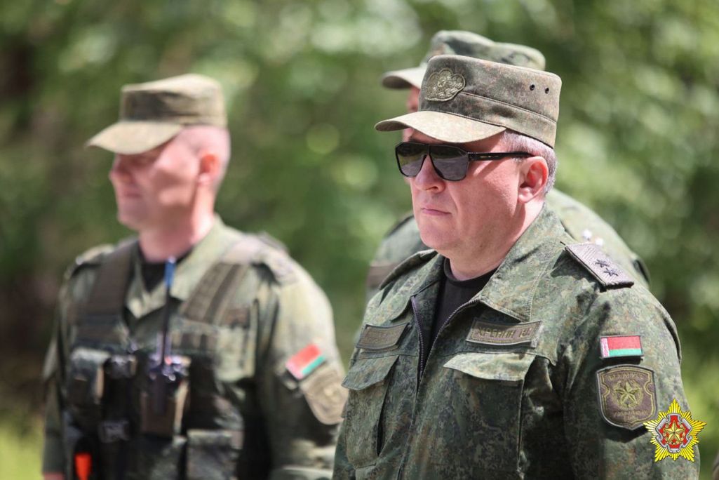 Віктар Хрэнін падчас вучэнняў падраздзяленняў Узброеных сілаў Рэспублікі Беларусь з нестратэгічнымі ядравымі сіламі Узброеных сілаў Расейскай Федэрацыі. 12 чэрвеня 2024 года. (Фота: Министерство обороны Республики Беларусь / Telegram)