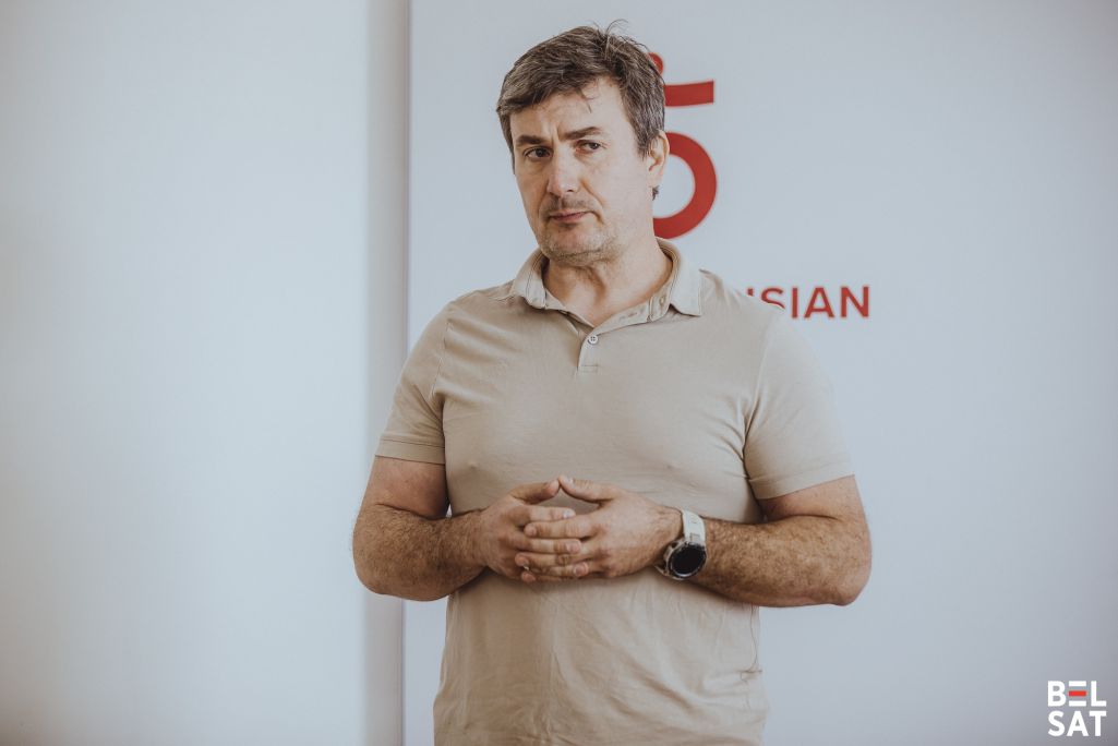 Муж журналісткі Ірыны Слаўнікавай Аляксандр Лойка прамаўляе падчас прэс-канферэнцыі, прысвечанай Дню палітвязня ў Беларускім доме. Варшава, Польшча. 21 траўня 2025 года. Фота: Рауль Дзюк / Белсат