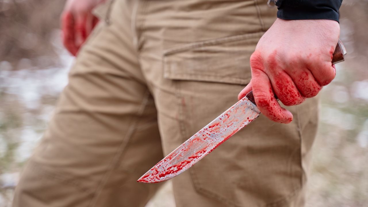 Napastnik dźgnął policjanta kilkukrotnie nożem w brzuch (fot. Shutterstock)