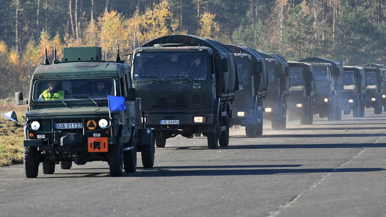 Pojazdy wojskowe na polskich drogach (fot. PAP/Wojtek Jargiło)