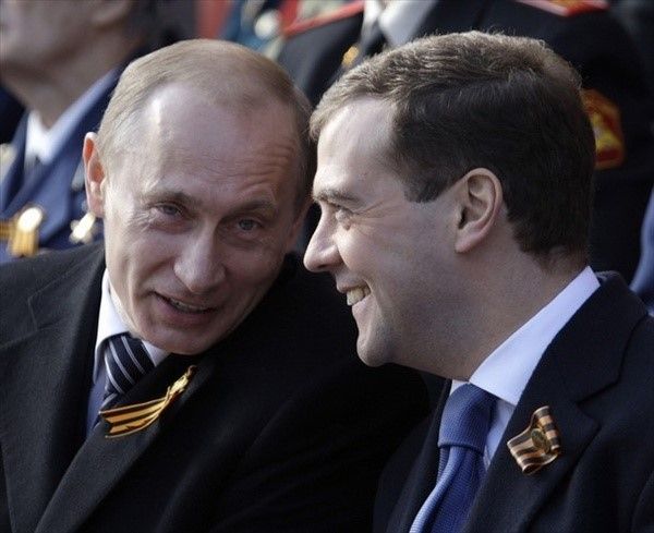 Уладзімір Пуцін і Дзмітрый Мядзведзеў на парадзе Перамогі 9 траўня 2008 года. Крыніца: etoday