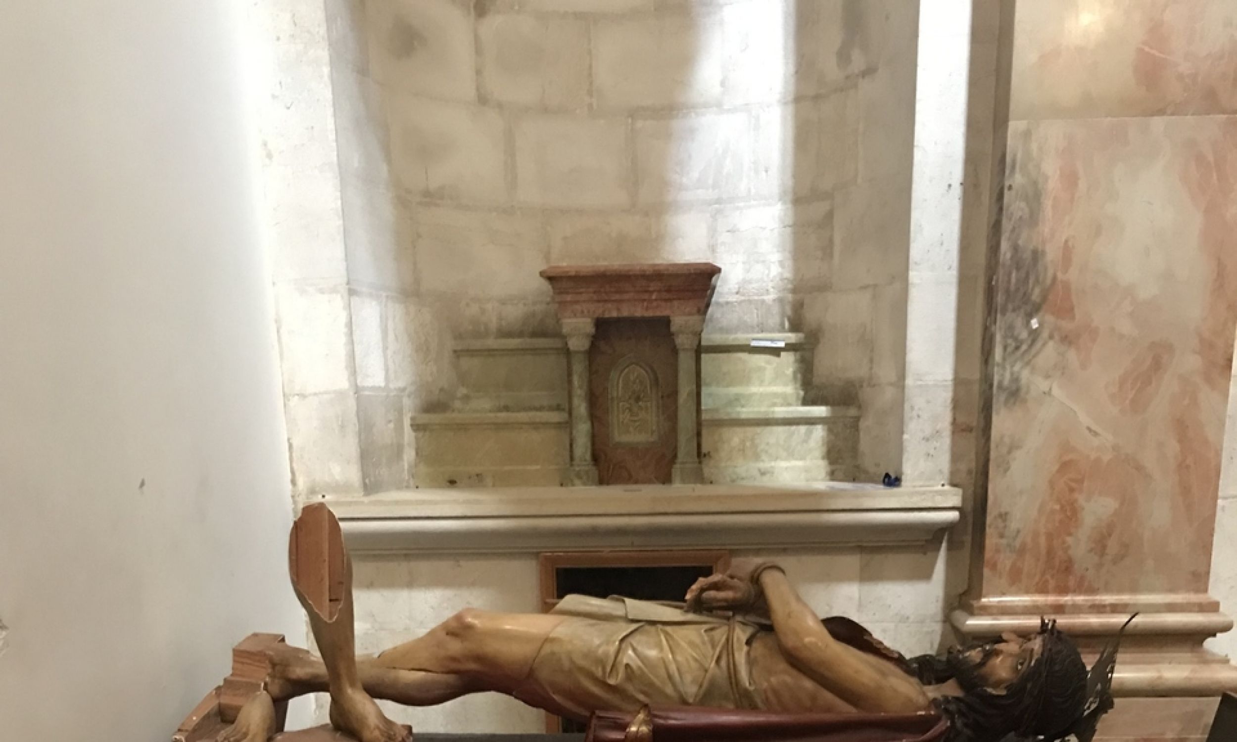Церква засудження. Пошкоджена статуя Ісуса в терновому вінку. На початку лютого 2023 року надто запальний єврей одним рухом мачете відтяв їй ноги.