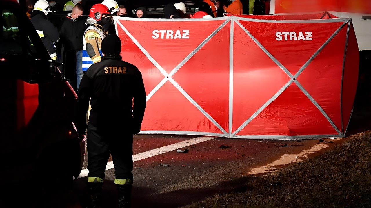 Tragiczny wypadek na drodze gminnej koło Lipska (fot. PAP/Piotr Polak) Tragiczny wypadek na drodze gminnej koło Lipska (fot. PAP/Piotr Polak)