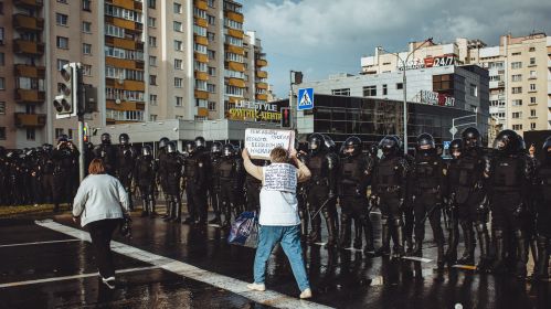 Жанчына паказвае плакат сілавікам падчас акцыі пратэсту. Менск, Беларусь. 4 кастрычніка 2020 года. Фота: Белсат