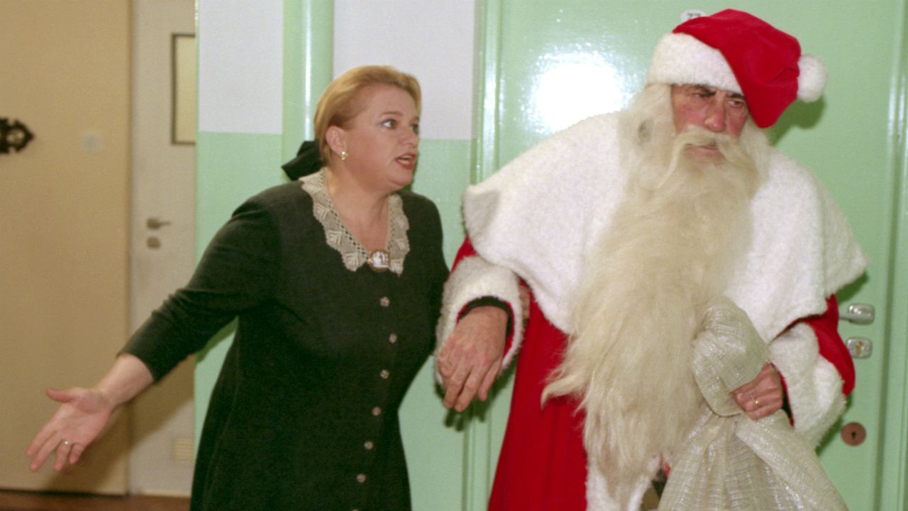 1993 rok to pamiętna rola świętego Mikołaja w serialu „Czterdziestolatek. 20 lat później”. Na zdjęciu z niezastąpioną Anną Sniuk (fot. TVP)