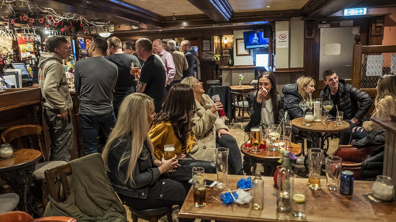 Mężczyźnie udało się odwiedzić 56 pubów w ciągu 24 godzin (fot. Anthony Devlin/Getty Images)
