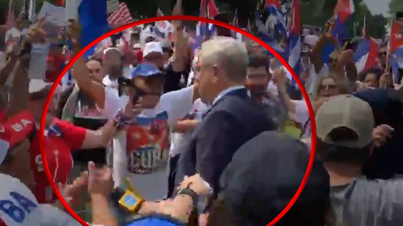 Kubańczycy w USA protestują przeciwko działaniom rządu w Hawanie. Marcin Wrona z TVN przepędzony (fot. Twitter/James Klüg) Kubańczycy w USA protestują przeciwko działaniom rządu w Hawanie. Marcin Wrona z TVN przepędzony (fot. Twitter/James Klüg)