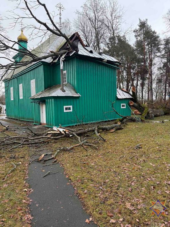 Пашкоджаная ў выніку падзення дрэва царква. Фота: mchs.gov.by