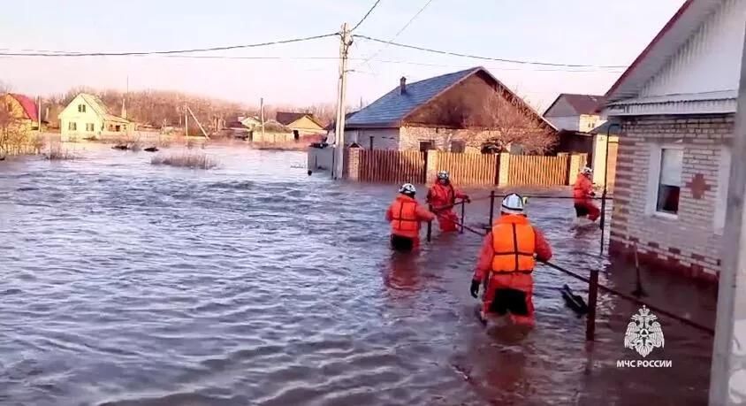 Паводка пасля прарыву дамбы ў мікрараёне Стары горад у Орску. (Фота: МЧС России / Telegram)