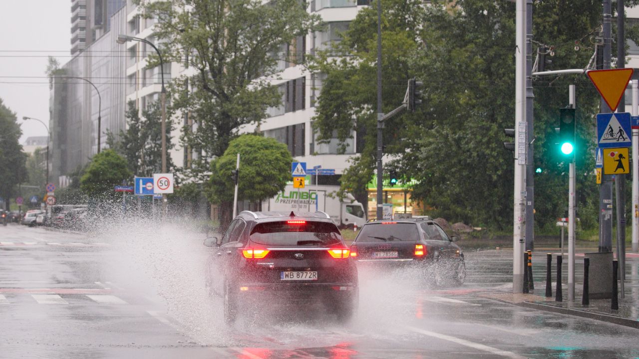 Burze z silnym deszczem i wiatrem wracają. Znów pojawiły się alerty