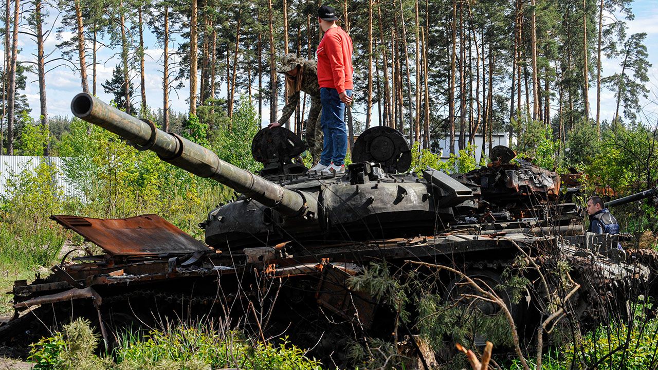 Rosjanie ponoszą straty na wojnie (fot.  Sergei Chuzavkov/SOPA Images/LightRocket via Getty Images)