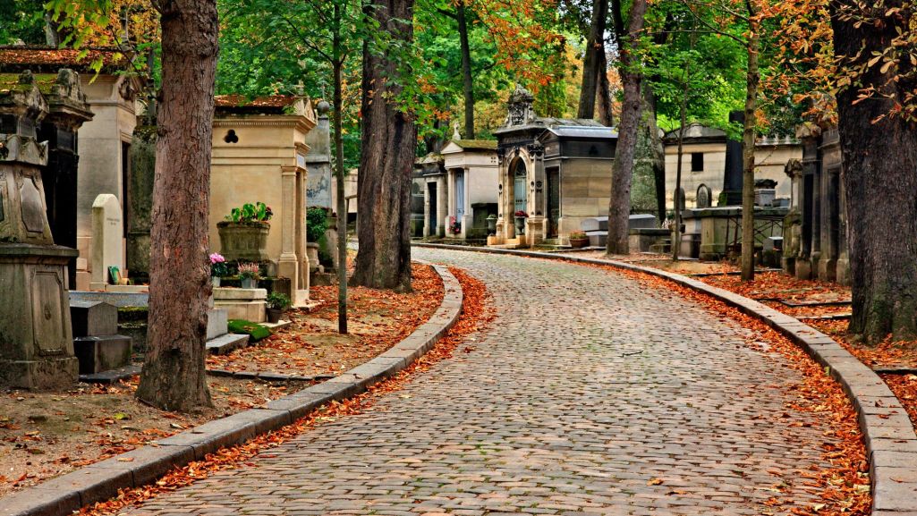 Na cmentarzu Père Lachaise spoczywają setki wybitnych postaci (fot. Heracles Kritikos/ Shutterstock).