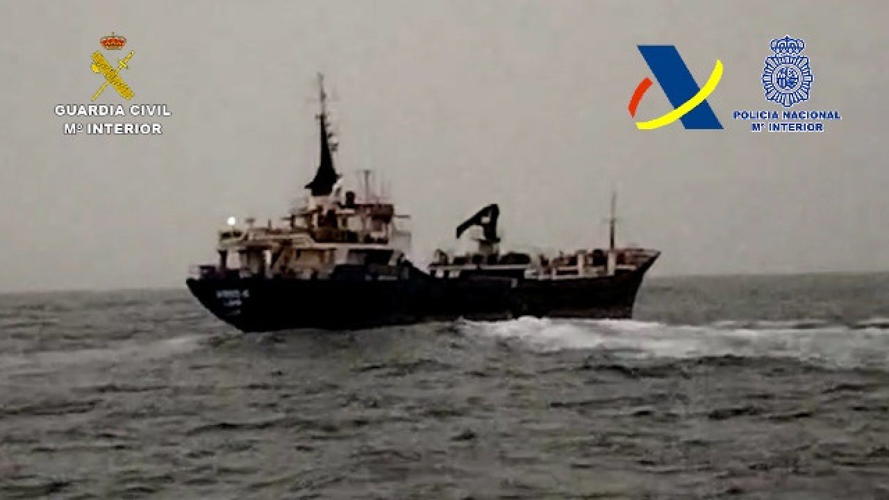 Statek z haszyszem nie zdążył się oddalić zbyt daleko od Senegalu (fot. Guardia Civil) Statek z haszyszem nie zdążył się oddalić zbyt daleko od Senegalu (fot. Guardia Civil)