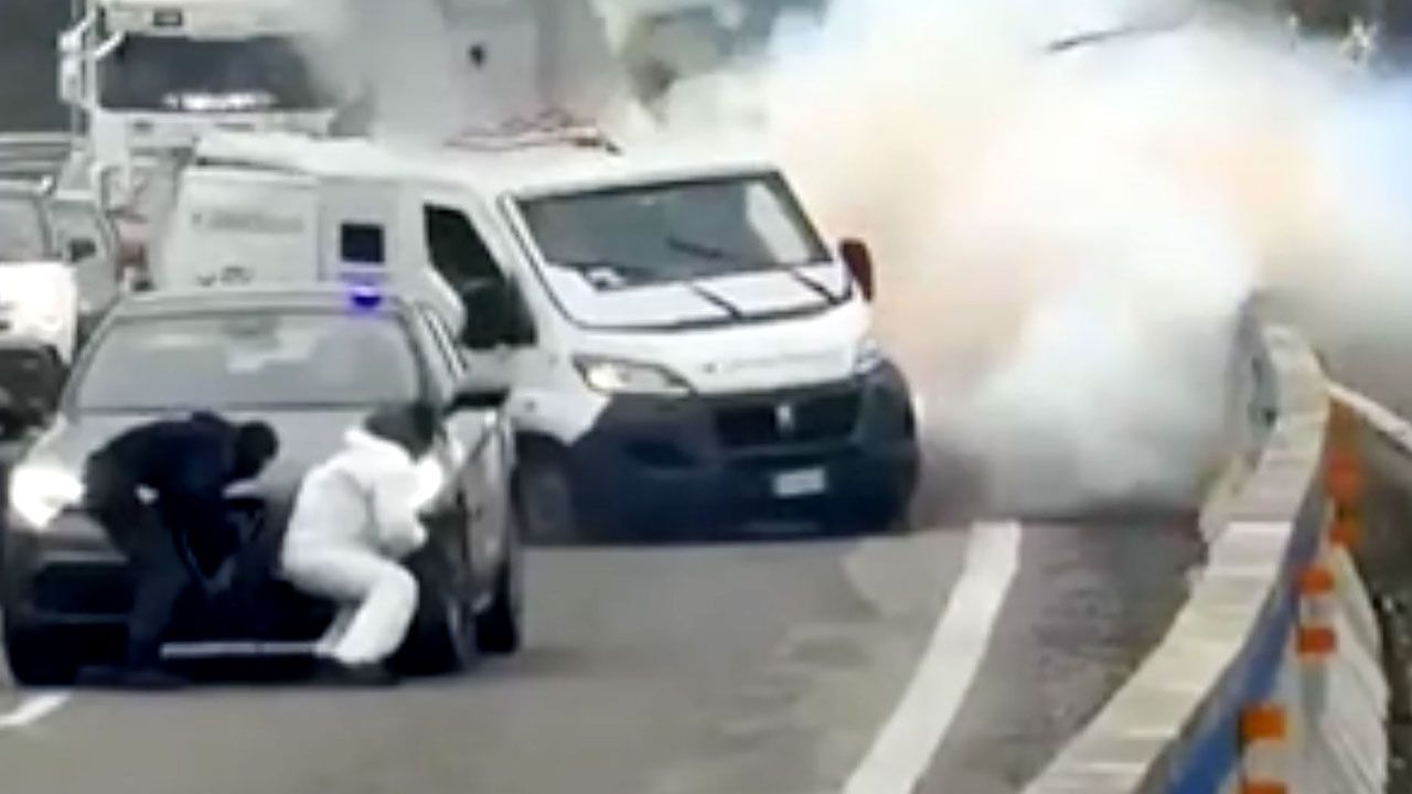 Napad na konwój we Włoszech. W użyciu były karabiny i materiały wybuchowe