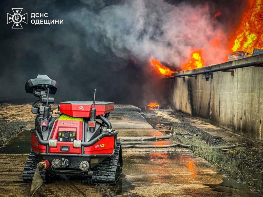 Пажар у выніку ракетнага ўдару па Адэсе. (Фота: Головне управління ДСНС України в Одеській області / Facebook)