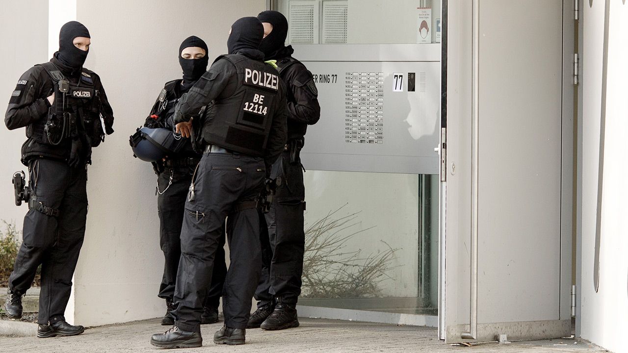 W obławie uczestniczyło około 850 funkcjonariuszy niemieckiej policji (fot. Carsten Koall/Getty Images) W obławie uczestniczyło około 850 funkcjonariuszy niemieckiej policji (fot. Carsten Koall/Getty Images)