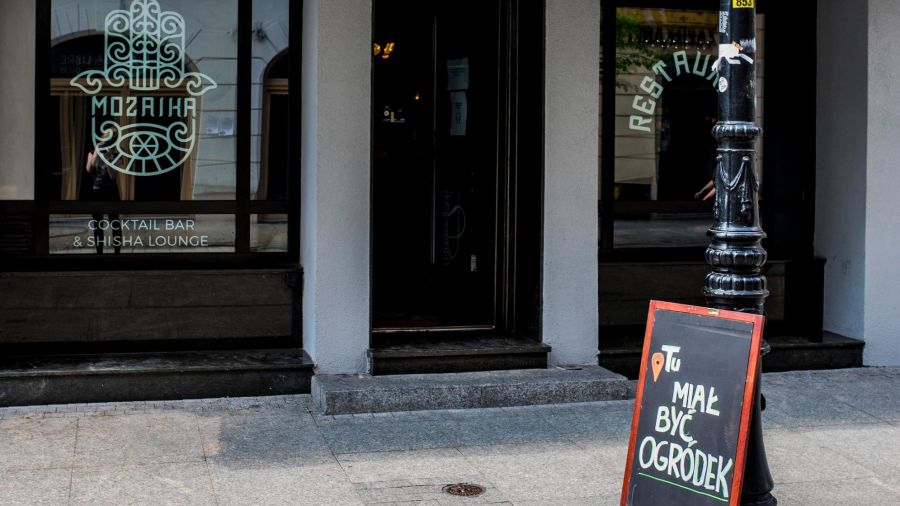Poznańska restauracja skarży się, że nie może otworzyć ogródka. Władze miasta odpowiadają: “sami jesteście za to odpowiedzialni” (fot. Mozaika Lounge/FB)