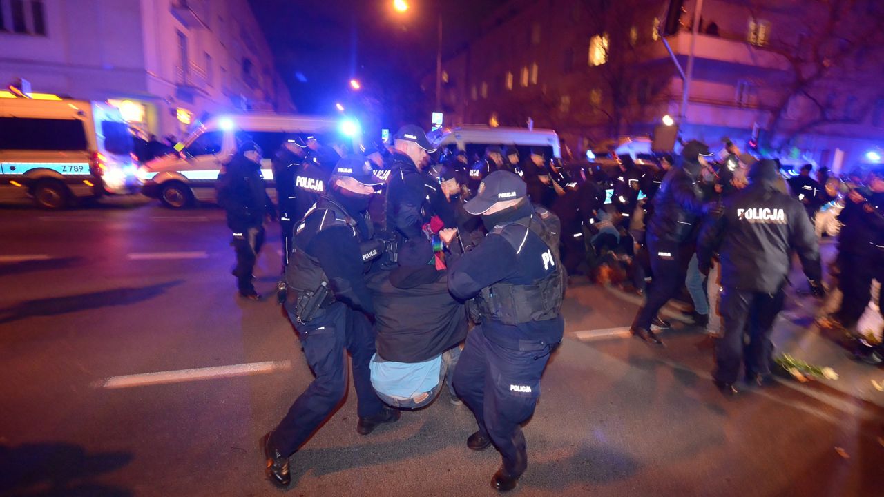 Policja usuwa przeciwników Marszu Pamięci Żołnierzy Wyklętych (fot. PAP/Marcin Obara) Policja usuwa przeciwników Marszu Pamięci Żołnierzy Wyklętych (fot. PAP/Marcin Obara)