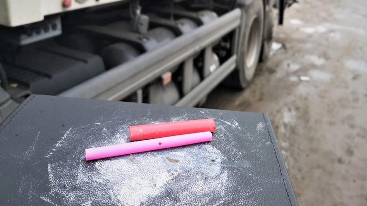 Biały proszek w kabinie śmieciarki (fot. Policja) Biały proszek w kabinie śmieciarki (fot. Policja)
