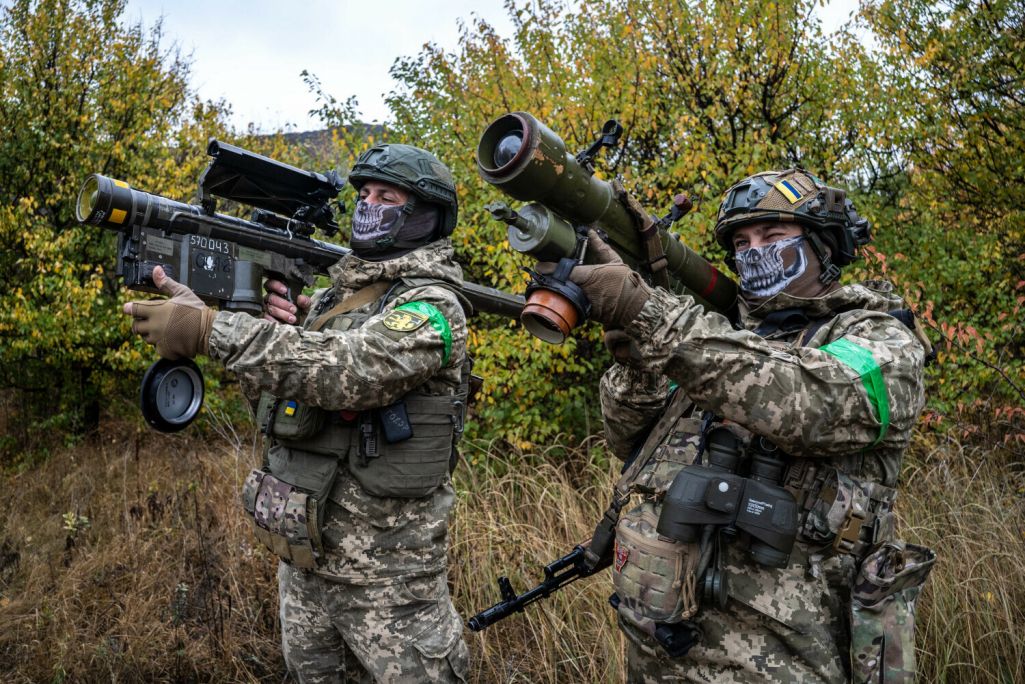 Здымак мае ілюстрацыйны характар. Украінскі вайсковец рыхтуецца да абстрэлу расейскіх пазіцый савецкай 122-мм гаўбіцай на луганскім напрамку ва ўсходняй Украіне. 18 кастрычніка 2024 года. Фота: Fermin Torrano / Anadolu Press / Abaca Press / East News