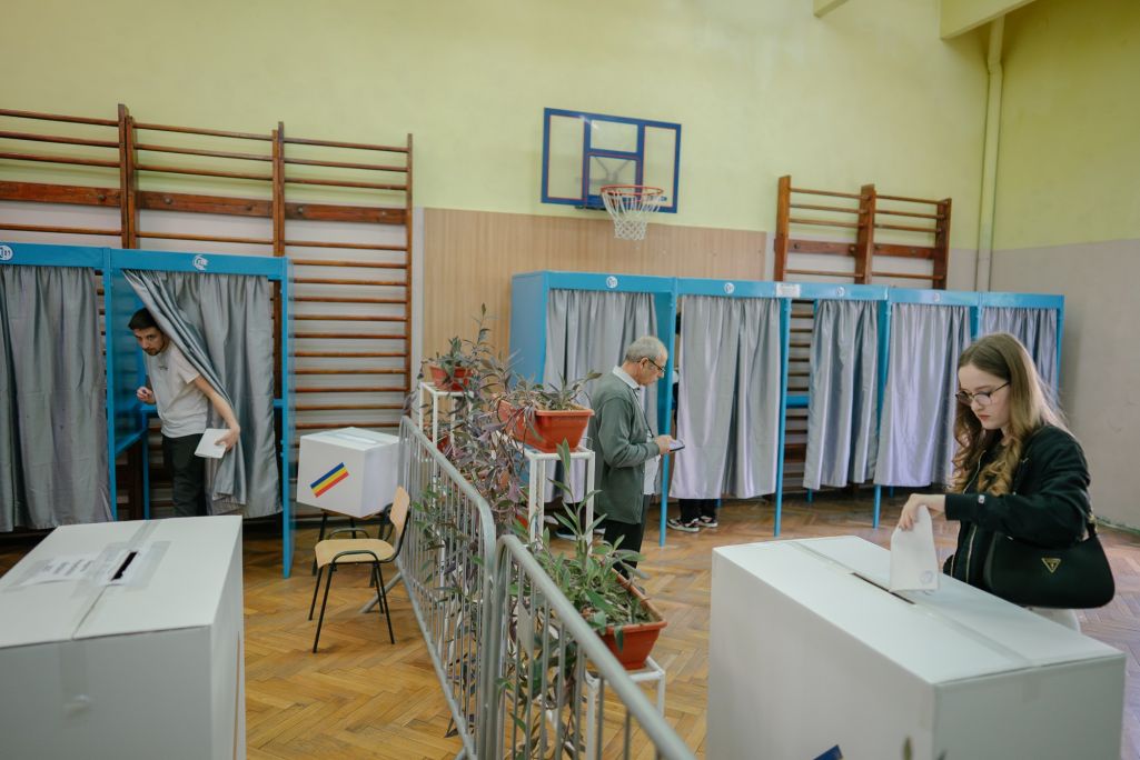 Галасаванне на выбарах прэзідэнта Румыніі на ўчастку ў Бухарэсце. 18 траўня 2025 года. Фота: Andrei Pungovschi/Getty Images
