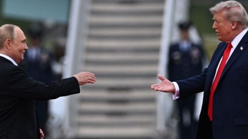 Władimir Putin i Donald Trump witają się na lotnisku w Anchorage na Alasce. Zdj. kremlin.ru