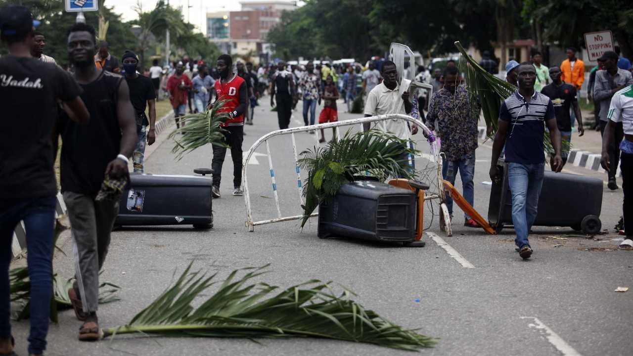 Ludzie protestują przeciwko brutalności i korupcji, domagają się też ustąpienia prezydenta (fot. PAP/EPA/AKINTUNDE AKINLEYE) Ludzie protestują przeciwko brutalności i korupcji, domagają się też ustąpienia prezydenta (fot. PAP/EPA/AKINTUNDE AKINLEYE)