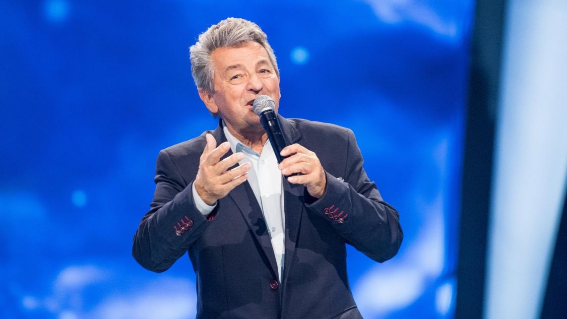 Tadeusz Kowalczyk, elegancko ubrany i emanujący pogodą ducha osiemdziesięciolatek, na scenie programu „The Voice Senior” zaśpiewał utwór „Śpiewam tobie, zielonooka” Adama Zwierza. 