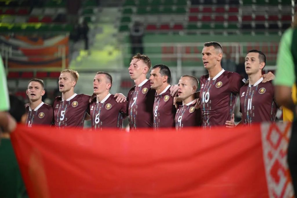 Здымак мае ілюстрацыйны характар. Гульцы зборнай Беларусі спяваюць нацыянальны гімн падчас матчу групы C чэмпіянату свету па пляжным футболе ў ААЭ – 2024 паміж Сенегалам і Беларуссю на стадыёне «Dubai Design District». Дубай, Аб’яднаныя Арабскія Эміраты. 16 лютага 2024 года. (Фота: cskabeachsoccer / Instagram)