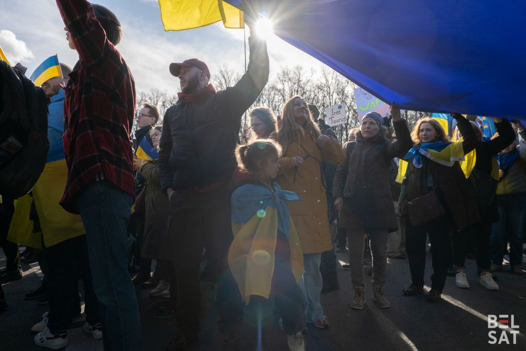 Здымак мае ілюстрацыйны характар. Акцыя салідарнасці з Украінай ля Брандэнбургскай брамы ў Берліне з нагоды другой гадавіны расейскага ўварвання. Берлін, Нямеччына. 24 лютага 2024 года. (Фота: Карына Пашко / Белсат)