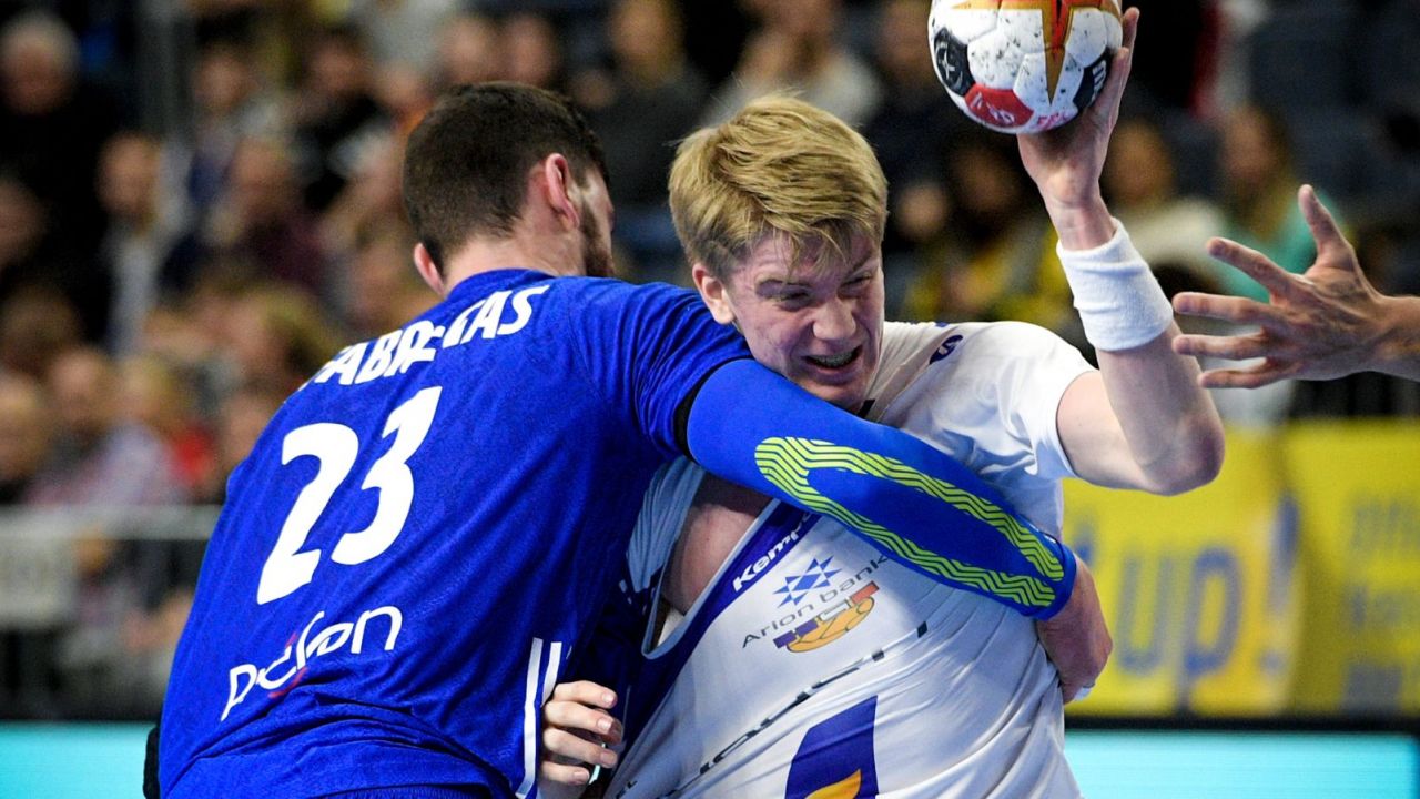 Haukur Thrastarson (z piłką) odwiedził w miniony weekend Kielce i obserwował mecz VIVE w Superlidze (fot. PAP / EPA)