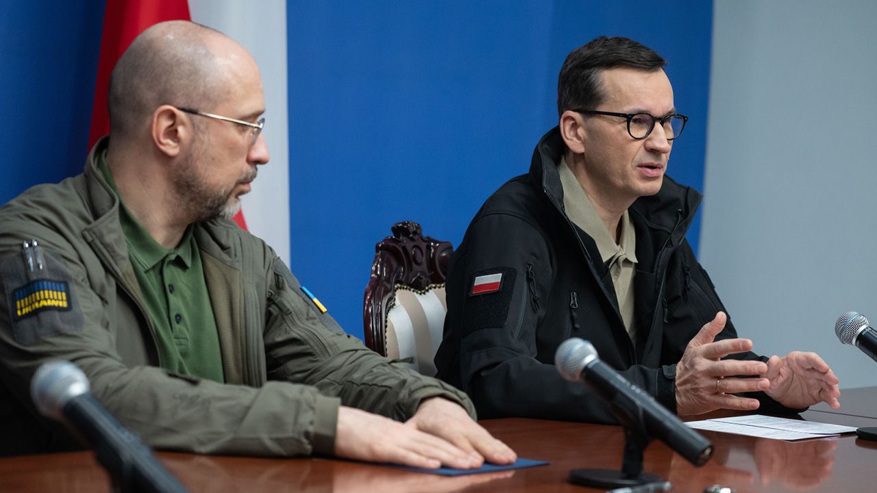Premier Ukrainy Denys Szmyhal (L) oraz premier RP Mateusz Morawiecki (P) podczas spotkania w Kijowie, 26 bm (FOT.  PAP/Viacheslav Ratynskyi0