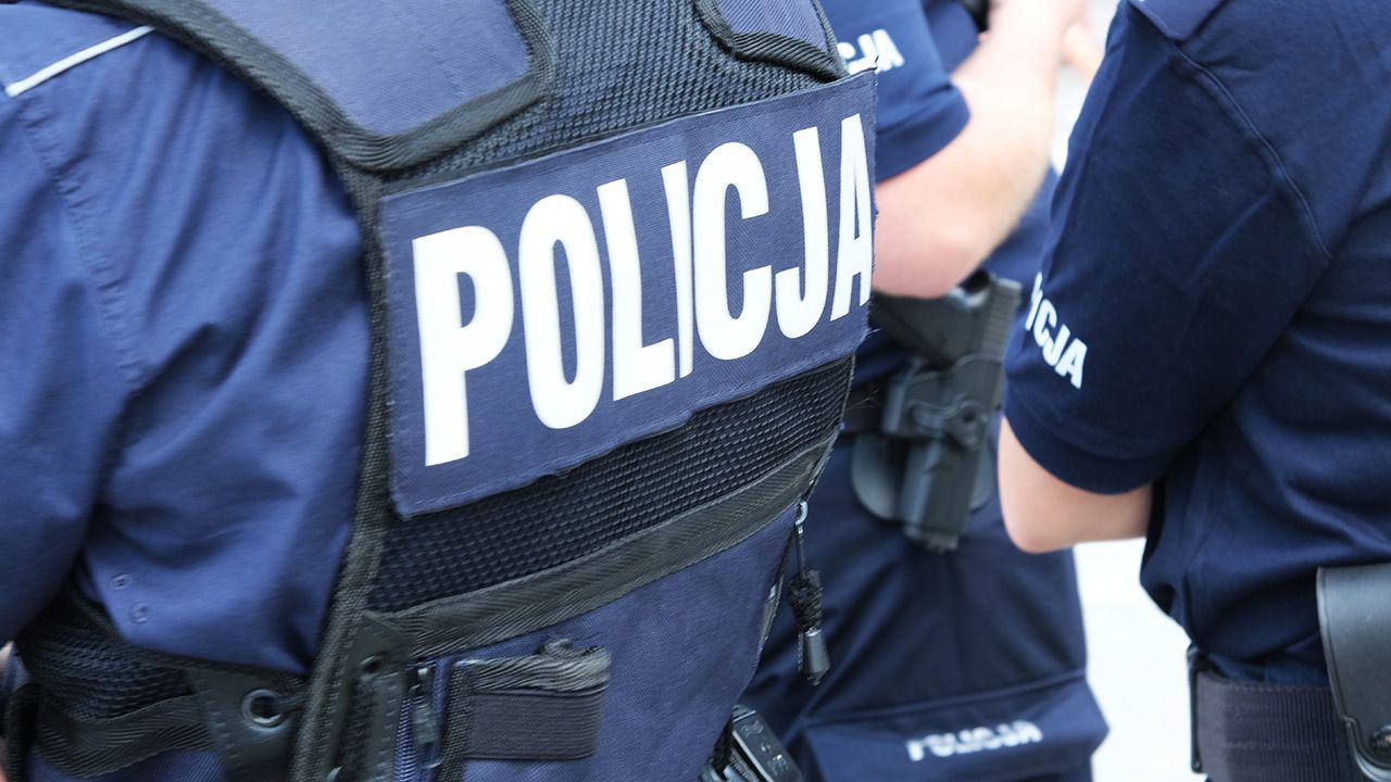 Policjanci pomogli seniorowi (fot. Shutterstock) Policjanci pomogli seniorowi (fot. Shutterstock)