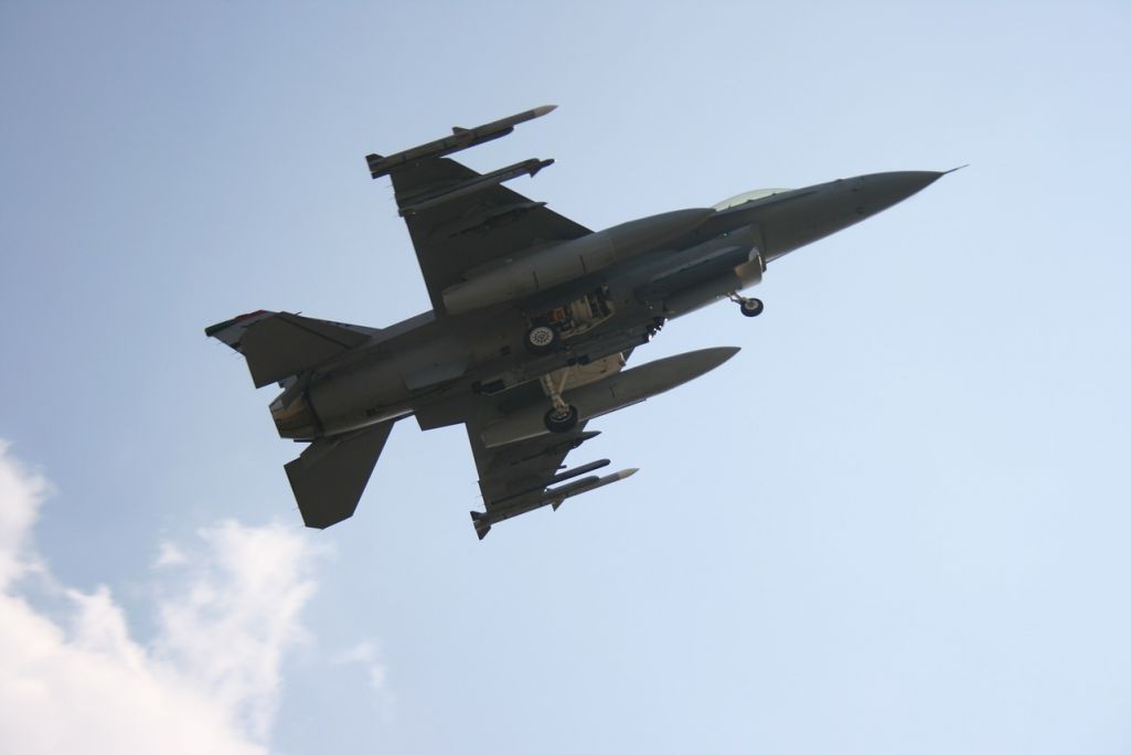 Знішчальнік F-16. (Фота: Charn Lee / Pixabay)