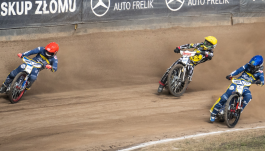 Piotr Pawlicki (w żółtym) szalał podczas niedzielnego meczu w Toruniu (fot. PAP)