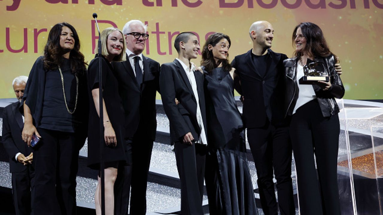 Laury Poitras z nagrodą za najlepszy film 79 festiwalu filmowego w Wenecji (fot. Vittorio Zunino Celotto / Staff / gettyimages)