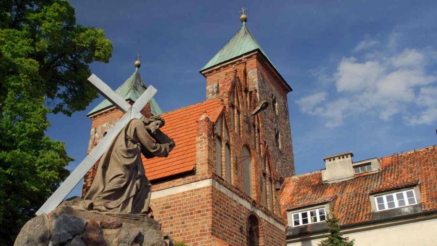 Bazylika Zwiastowania Najświętszej Marii Panny z najstarszym, romańskim  jeszcze zespołem klasztornym w Czerwińsku nad Wisłą. Fot. Renata i Marek Kosińscy/Forum