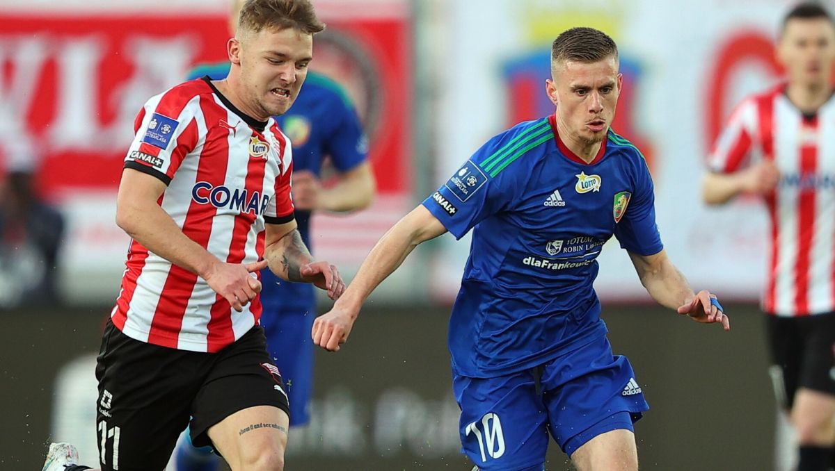 Maxime Dominguez w pojedynku z Michałem Rakoczym z Cracovii (fot. PAP)